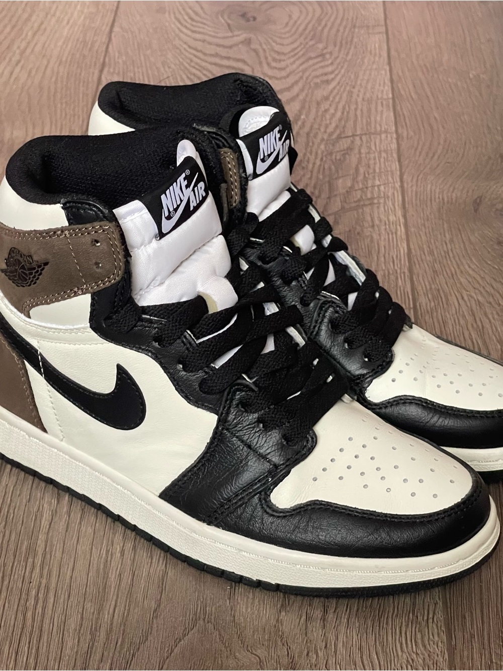 Nike Air Jordan 1 Retro High Dark Mocha Boys’ 5.5Y Sneakers 555088-105